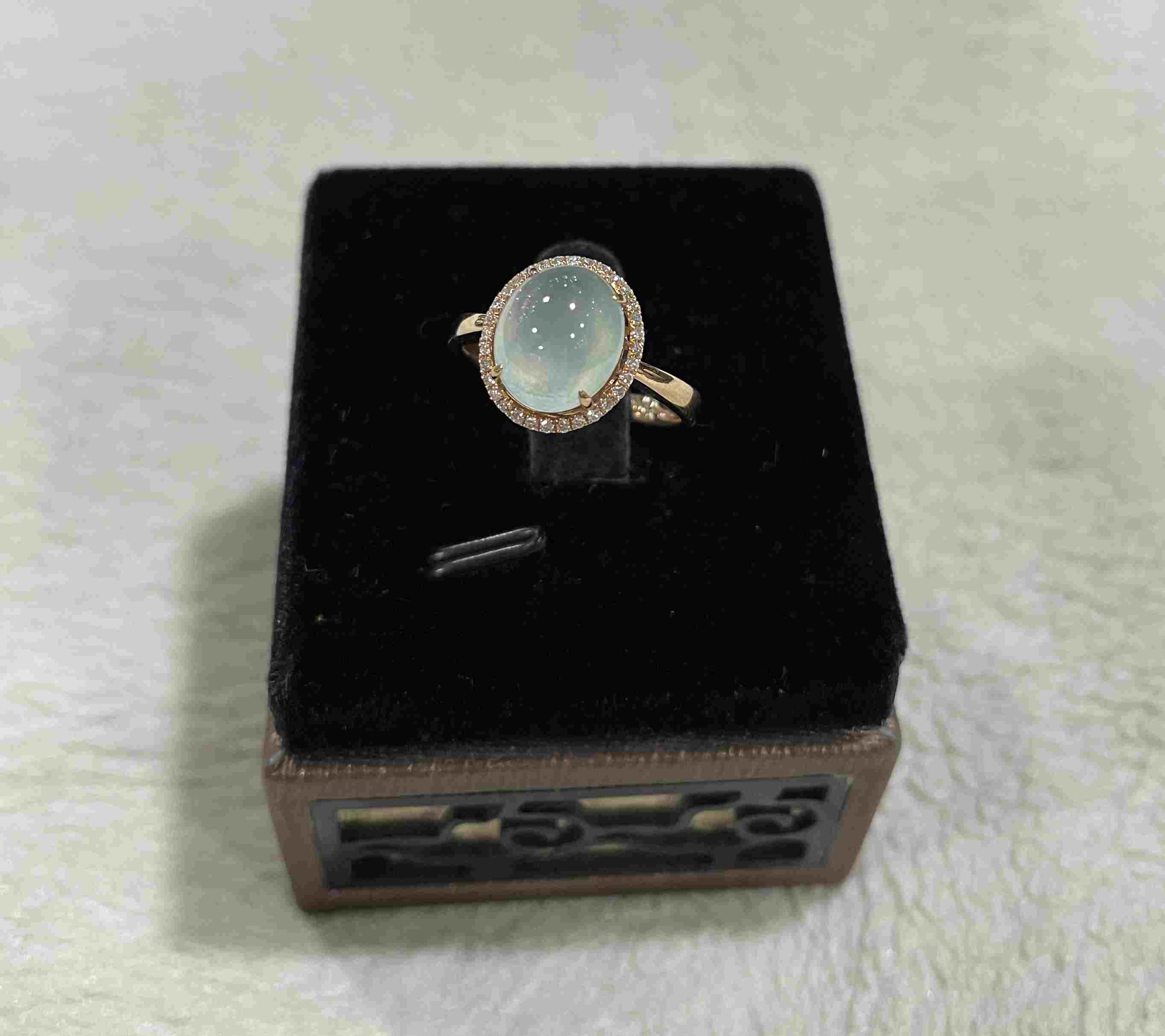 18K金镶蛋面翡翠戒指  