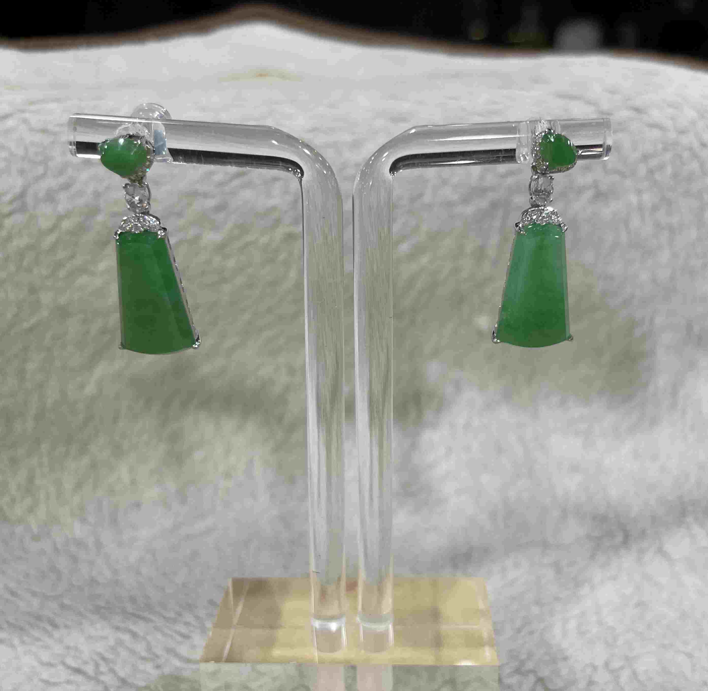 18k金镶正阳绿翡翠耳坠 